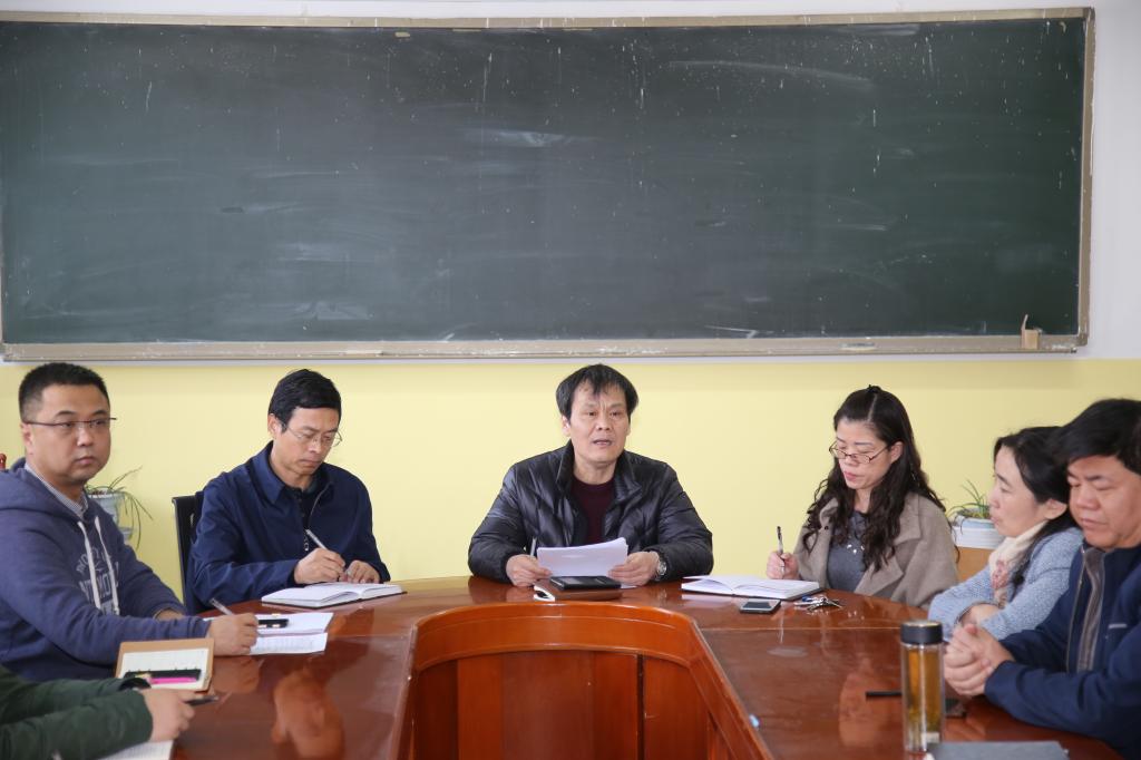 岳忠玉宣读文件