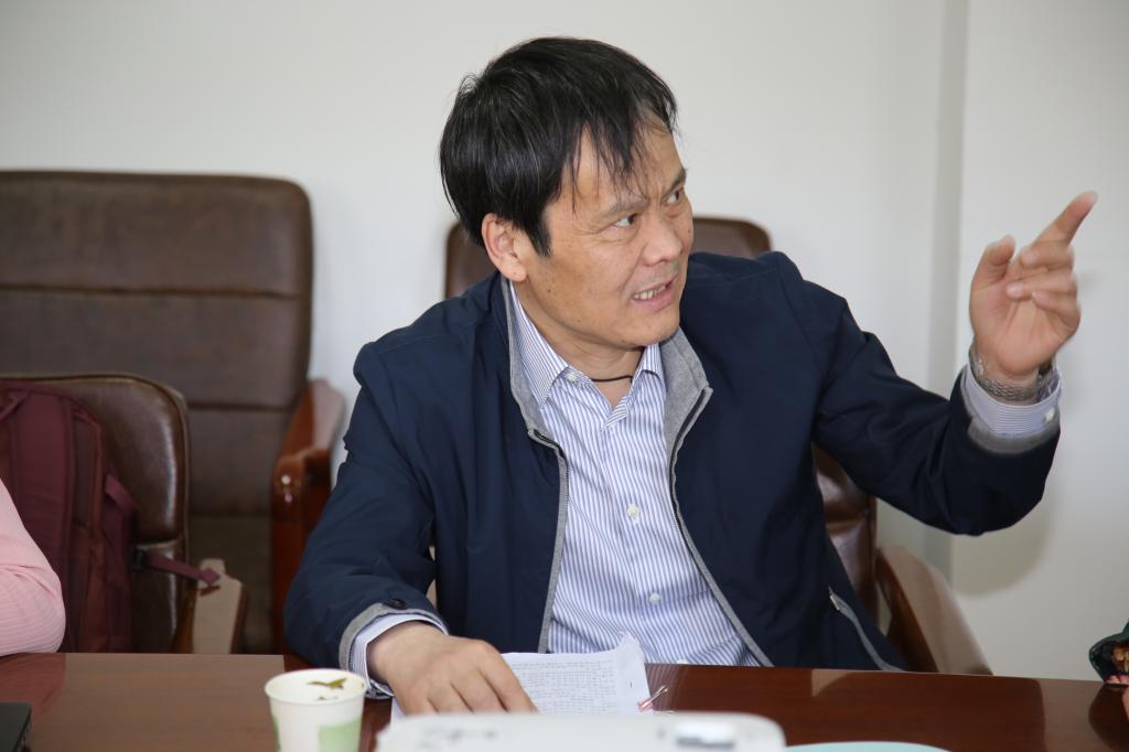 岳忠玉与负责人讨论交流