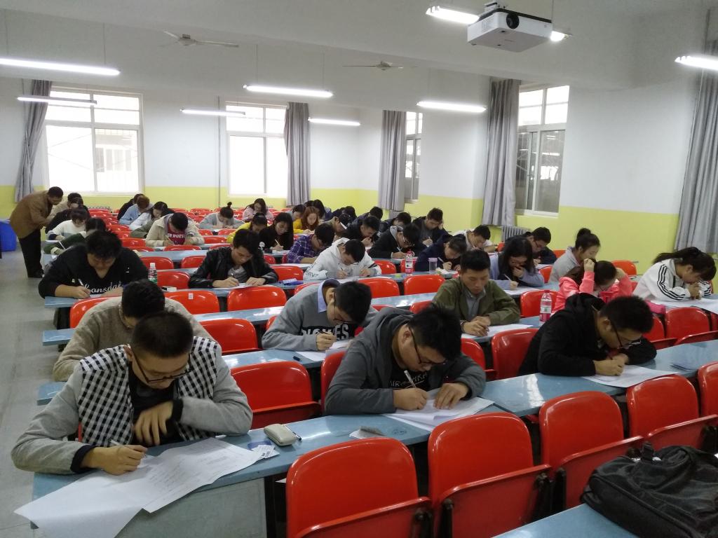 学子参加数学竞赛